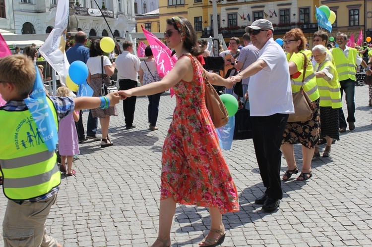 Rodzinny polonez na Marszu dla Życia i Rodziny