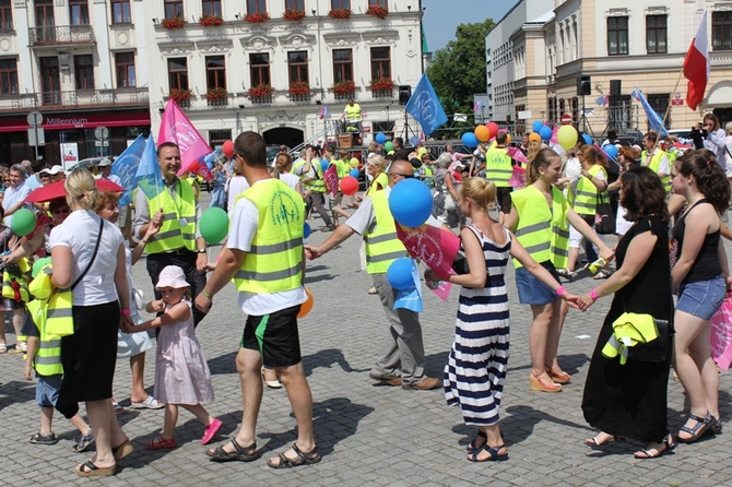 Rodzinny polonez na Marszu dla Życia i Rodziny