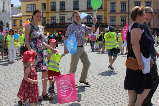 Rodzinny polonez na Marszu dla Życia i Rodziny