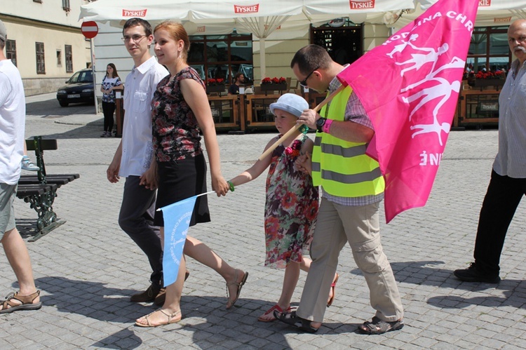 Rodzinny polonez na Marszu dla Życia i Rodziny