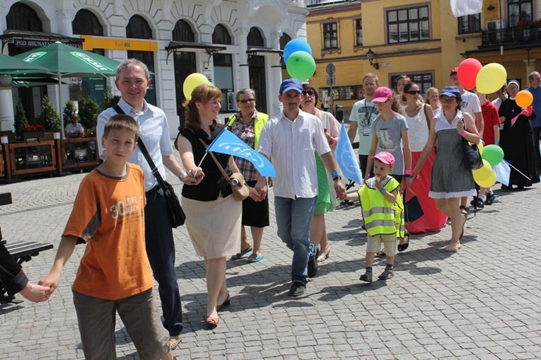 Rodzinny polonez na Marszu dla Życia i Rodziny