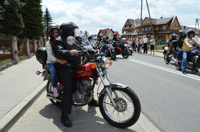 Ryczące maszyny przy kościele