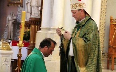 Krzyż przekazał ks. Piotrowi Popisowi bp Piotr Turzyński