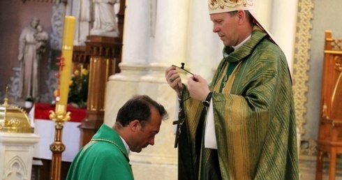 Krzyż przekazał ks. Piotrowi Popisowi bp Piotr Turzyński