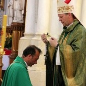 Krzyż przekazał ks. Piotrowi Popisowi bp Piotr Turzyński