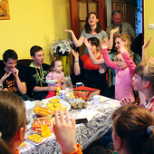  Tym razem doroczne spotkanie przy jajecznicy, na którym mali i duzi misjonarze ze Skoczowa spotykają się w drugi dzień Zielonych Świąt, w Święto Maryi, Matki Kościoła, odbyło się w domu rodziny Marhulów