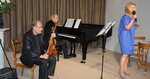 Brabara Bursztynowicz, Maciej Strzelczyk i przy fortepianie Jarosław Małys wystąpili dla sannickiej publiczności