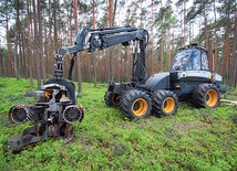  Maszyna Harvester 1270 B obrabia ścięte drzewa w Nadleśnictwie Gidle koło Częstochowy 