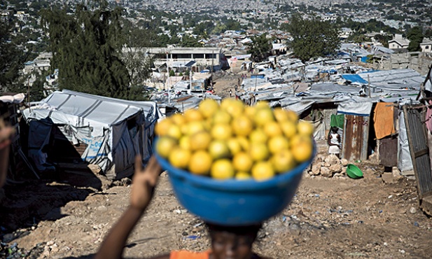 Amerykański Czerwony Krzyż zebrał setki milionów dolarów na odbudowę zrujnowanych w 2010 r. przez trzęsienie ziemi haitańskich miejscowości. Domy nie powstały, a ofiary kataklizmu do dziś mieszkają w namiotach