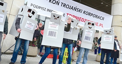 Protest przeciwko umowie handlowej USA–UE przed siedzibą Przedstawicielstwa Komisji Europejskiej w Polsce, Warszawa, 18 kwietnia 2015