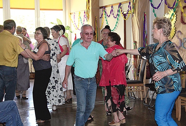  Starsi ludzie bardzo chętnie uczestniczą w różnego rodzaju aktywnościach proponowanych przez miasto