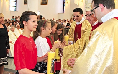  Młodzi przedstawiciele Caritas złożyli w ofierze świece dedykowane Jezusowi Miłosiernemu oraz Apostołom Miłosierdzia