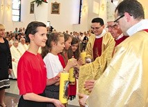  Młodzi przedstawiciele Caritas złożyli w ofierze świece dedykowane Jezusowi Miłosiernemu oraz Apostołom Miłosierdzia