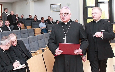  Bp Artur Miziński drugi raz uczestniczył w forum. Z prawej organizator ks. prof. dr hab. Tomasz Rozkrut