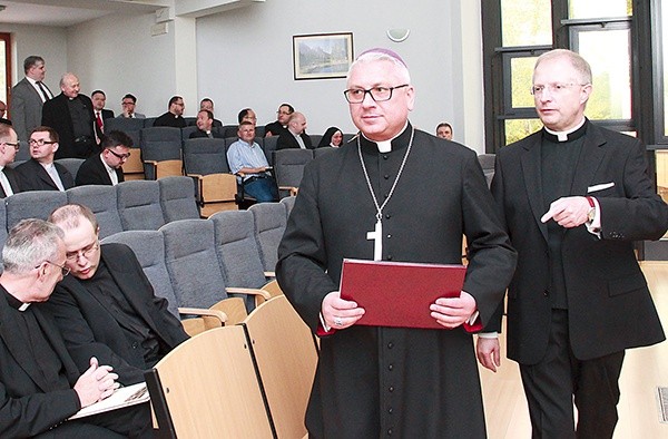  Bp Artur Miziński drugi raz uczestniczył w forum. Z prawej organizator ks. prof. dr hab. Tomasz Rozkrut