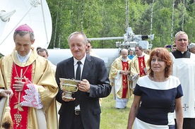  Bp Salaterski pobłogosławił obserwatorium. Obok idą Bogdan i Magdalena Wszołkowie