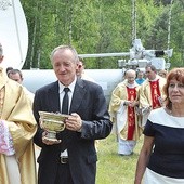  Bp Salaterski pobłogosławił obserwatorium. Obok idą Bogdan i Magdalena Wszołkowie