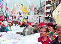 Uczestnicy marszu w Koszalinie nieśli 14 czerwca materiał z wypisanymi fragmentami nauczania Jana Pawła II. Także podczas pozostałych marszów  w Pile, Szczecinku, Wałczu, Kołobrzegu i Słupsku w ramach akcji „Stop aborcji” zbierano podpisy pod obywatelskim projektem ustawy całkowicie jej zakazującym