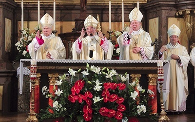  Wraz z jubilatem Eucharystię sprawowali bp Wiesław Szlachetka, abp senior Tadeusz Gocłowski oraz kilkudziesięciu kapłanów 