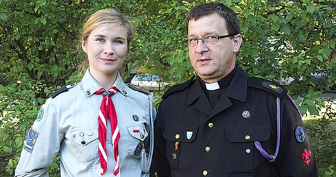  Ks. Jerzy Skiba i Marta Bednarska zgodnie podkreślają, że przydałaby się większa obecność kapelanów w życiu harcerzy