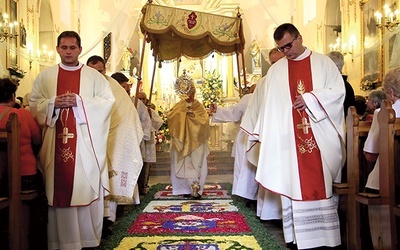 Bp Józef Zawitkowski niesie Najświętszy Sakrament po pachnącym kobiercu