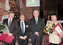  Pierwszy z prawej prof. dr hab. Maria Krzysztof Byrski, pierwszy z lewej – prof. dr hab. Nikolai Grube