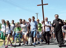  Pielgrzymi w drodze do Szczuk. Na czele grupy ks. Marcin Borządek, wikariusz w Budziszewicach