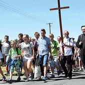  Pielgrzymi w drodze do Szczuk. Na czele grupy ks. Marcin Borządek, wikariusz w Budziszewicach