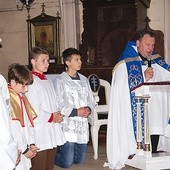  Rozważania inaugurujące nabożeństwa fatimskie prowadzi ks. Wojciech Wawrzyniak