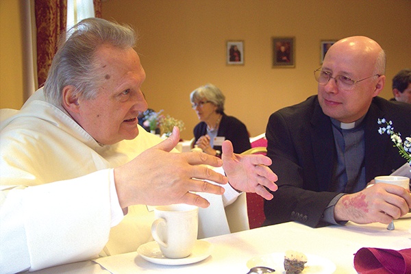  Ojciec prof. Andrzej Potocki (z lewej) mówił w Szklarskiej Porębie, że szkoły zyskały na wprowadzeniu religii do klas, straciły zaś wspólnoty parafialne. Na zdjęciu: w rozmowie z ks. dr. Markiem Korgulem