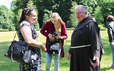  Ojcowie franciszkanie z radością opowiadali, jak wygląda życie klasztorne