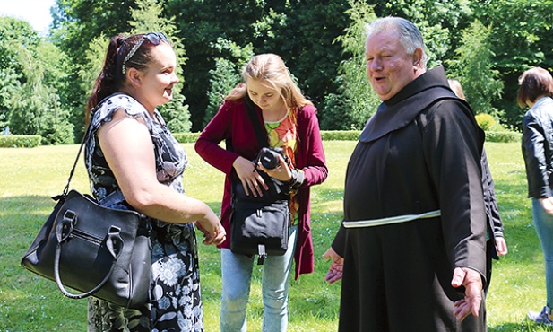  Ojcowie franciszkanie z radością opowiadali, jak wygląda życie klasztorne