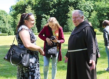  Ojcowie franciszkanie z radością opowiadali, jak wygląda życie klasztorne
