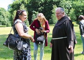  Ojcowie franciszkanie z radością opowiadali, jak wygląda życie klasztorne