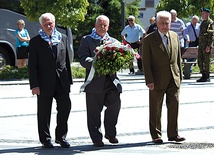  Więźniowie obozów koncentracyjnych podczas składania kwiatów