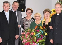  Stoją od lewej: ks. Marek Dziewiecki, poseł Robert Telus, kierownik Małgorzata Orłowska, dyrektor Anna Kucharska, wicemarszałek Sejmu Elżbieta Radziszewska i ks. Jacek Kucharski