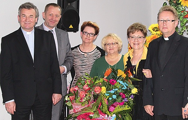  Stoją od lewej: ks. Marek Dziewiecki, poseł Robert Telus, kierownik Małgorzata Orłowska, dyrektor Anna Kucharska, wicemarszałek Sejmu Elżbieta Radziszewska i ks. Jacek Kucharski