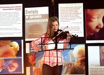 Hania Długosz z ligockiego gimnazjum przy wystawie pro life, towarzyszyła swoim kolegom występującym na scenie grą na skrzypcach