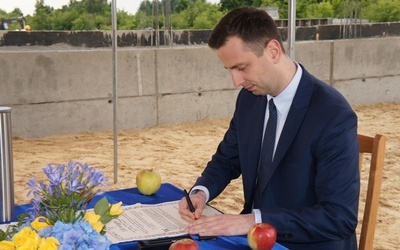 Akt erekcyjny żłobka miejskiego jako pierwszy podpisał Władysław Kosiniak-Kamysz, minister pracy i polityki społecznej