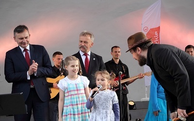 Na otwarcie trzydniowej imprezy hymn Zjazdu Dużych Rodzin zaśpiewał zespół Dzieci z Brodą