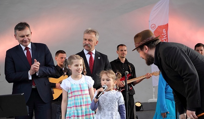 Na otwarcie trzydniowej imprezy hymn Zjazdu Dużych Rodzin zaśpiewał zespół Dzieci z Brodą