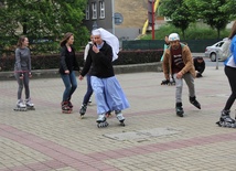 Na rolkach i hulajnogach do Piekar