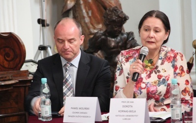 Prof. dr hab. Dorota Kornas-Biela. Obok Paweł Woliński, członek Zarządu Związku Dużych Rodzin "Trzy Plus"