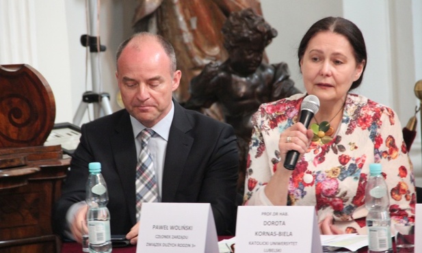 Prof. dr hab. Dorota Kornas-Biela. Obok Paweł Woliński, członek Zarządu Związku Dużych Rodzin "Trzy Plus"