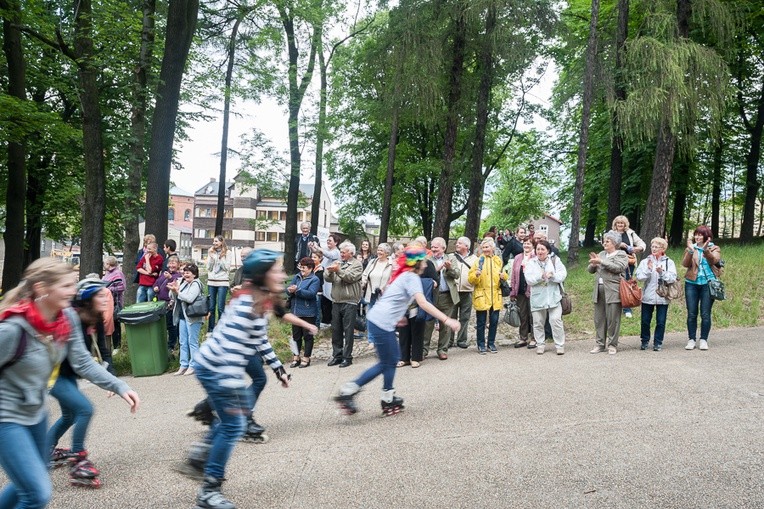 Pielgrzymka na rolkach i hulajnogach