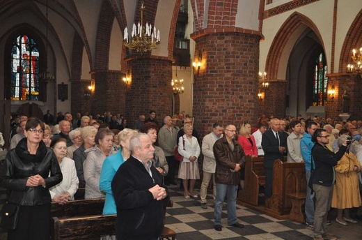 Zawieszenie obrazu Jana Pawła II w Słupsku