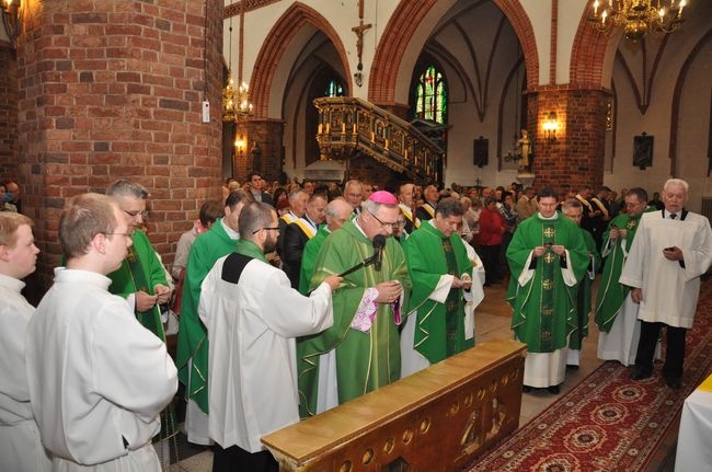 Zawieszenie obrazu Jana Pawła II w Słupsku