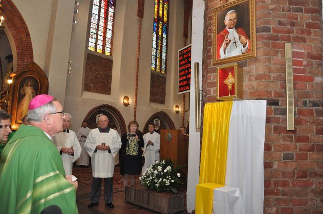 Zawieszenie obrazu Jana Pawła II w Słupsku