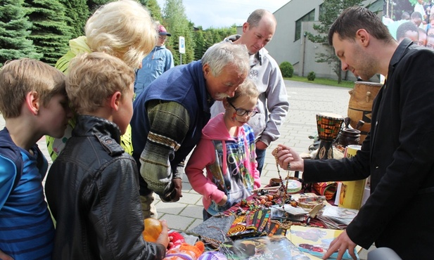 Uczestnicy festynu z zainteresowaniem kupowali misyjne pamiątki