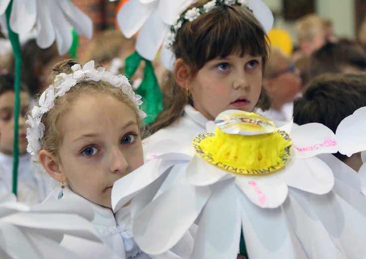 Dzieci pierwszokomunijne w katedrze, cz. 1